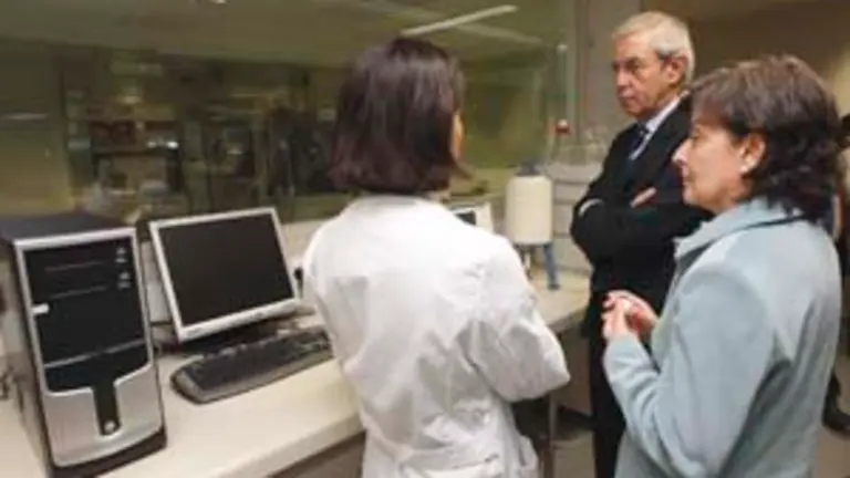 Touri&ntilde;o y Rubio escuchan las explicaciones de una de las t&eacute;cnicas.