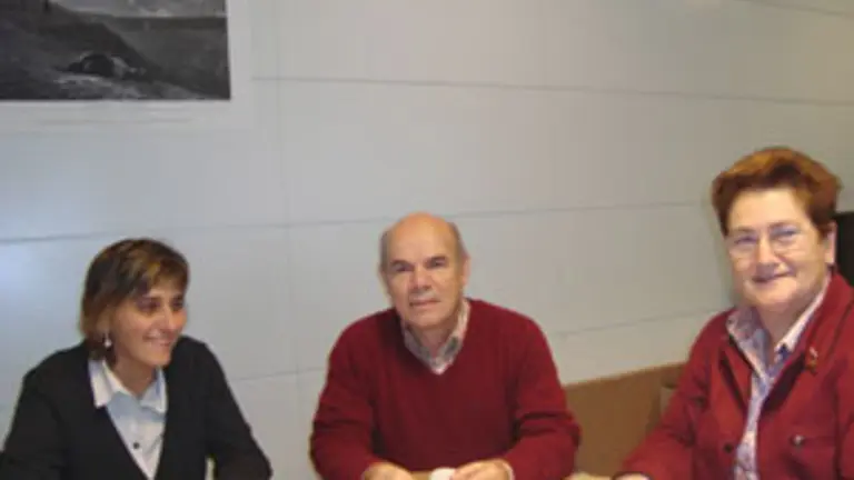  Ana Rivas, Luis Mart&iacute;nez Niembro y Teresa Ordiz, durante el encuentro.