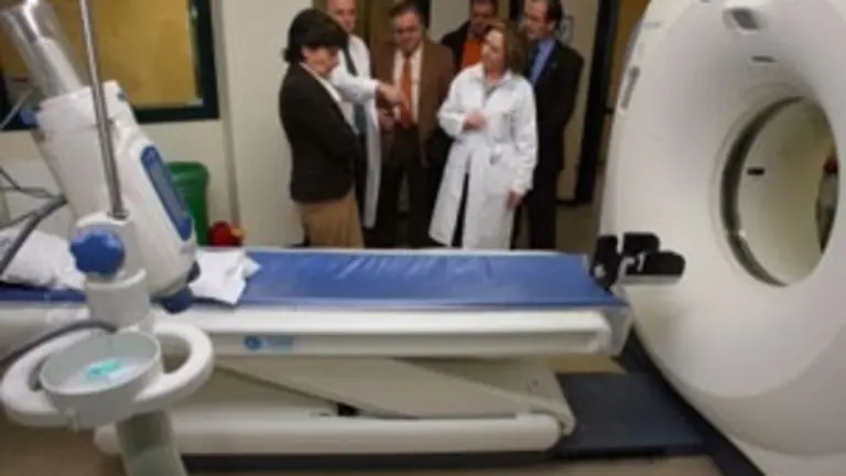 Rubio Vidal comprob&oacute; el funcionamiento del nuevo TAC de Burela.