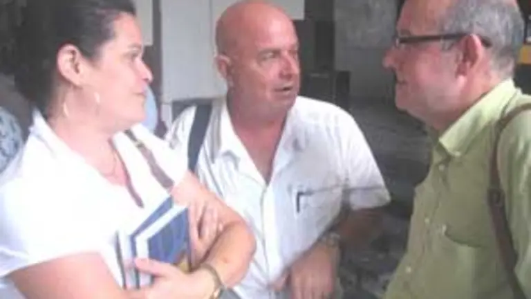  Juan Orallo &ndash;centro&ndash;, junto a Manuel Luis Rodr&iacute;guez en su &uacute;ltima visita a Cuba, y la vicepresidenta de la sociedad.