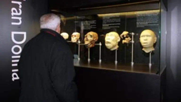  Vista de la entrada a la exposición sobre Atapuerca inaugurada en París.