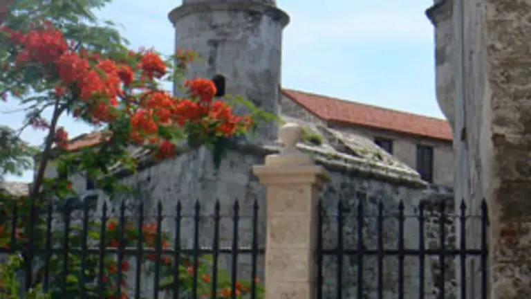  Al fondo el Castillo que está coronado por la Giraldilla.