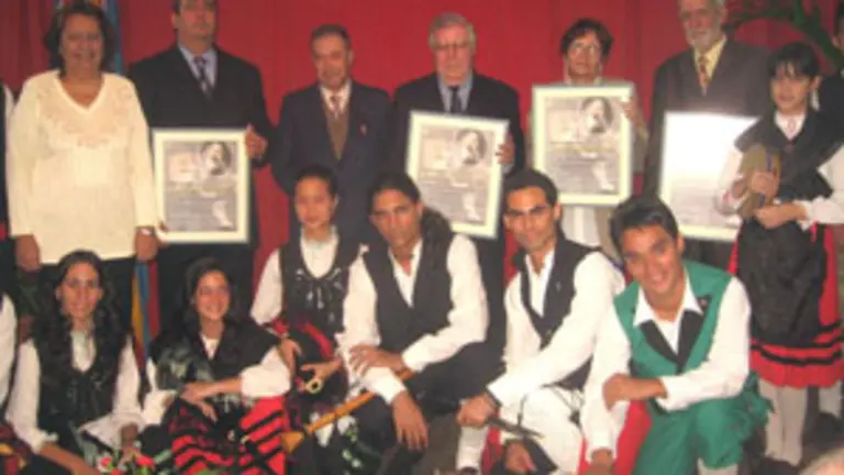 Roberto P&eacute;rez -en el centro-, junto a los galardonados.