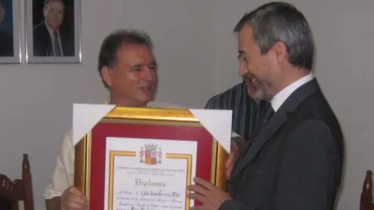  Fern&aacute;ndez Mato recibi&oacute; el diploma de Socio Bienhechor de la Sociedad Rosal&iacute;a de Castro de Santos.