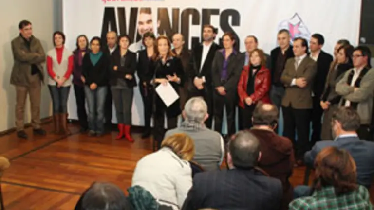  Teresa T&aacute;boas se dirige a los asistentes a un acto de precampa&ntilde;a en Vigo.