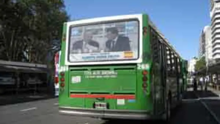  Un autob&uacute;s de Buenos Aires con un cartel del PPdeG.