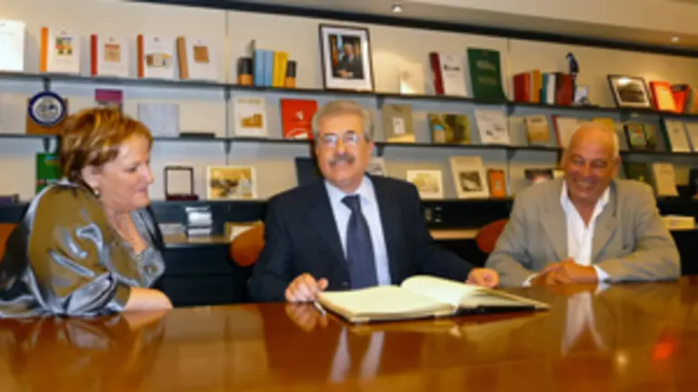 De izda. a dcha., Mar&iacute;a Xos&eacute; Porteiro, &Oacute;scar Gonz&aacute;lez y Osvaldo M&eacute;ndez, en la Delegaci&oacute;n de la Xunta. 