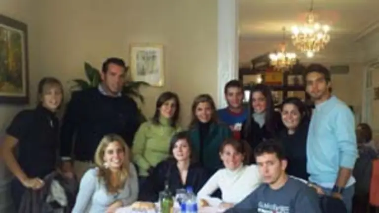  Victoria Cristóbal y Manuel Ortiz posan junto a los jóvenes procedentes de Argentina.