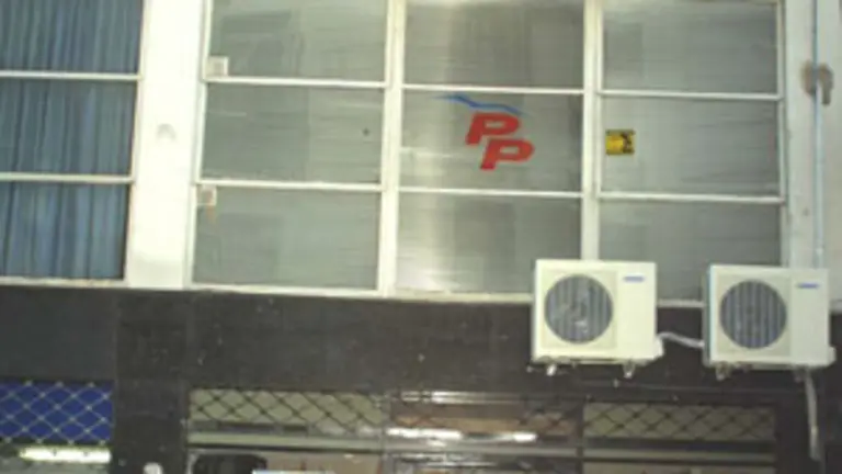  La comitiva de dirigentes del PP de A Coru&ntilde;a ante la sede en Buenos Aires.