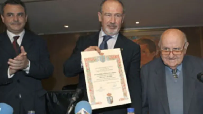  Rato muestra su diploma entregado en el Centro Asturiano.