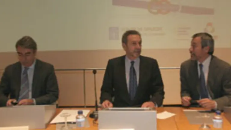  Fern&aacute;ndez Antonio, flanqueado por Fern&aacute;ndez Mato y &Aacute;lvarez Bl&aacute;zquez.