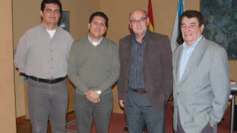  Rodr&iacute;guez, junto a los dirigentes de Caballeros de Santiago.