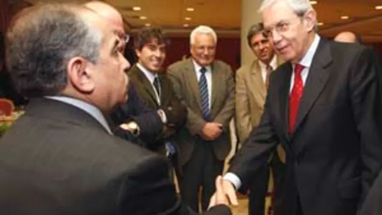  Touri&ntilde;o saluda a algunos de los asistentes al Encontro.