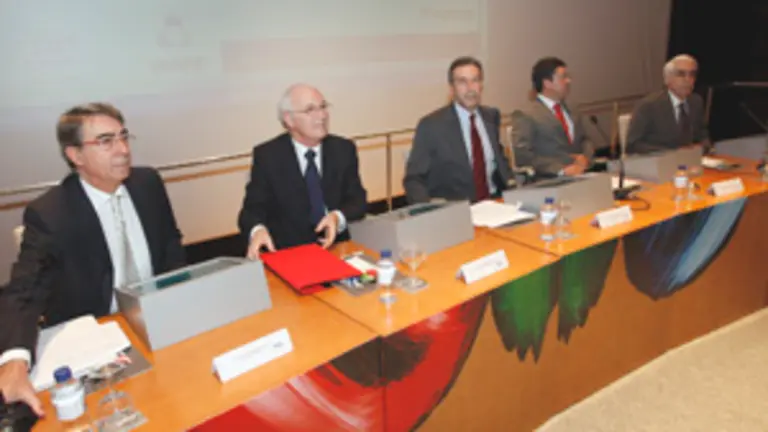  Fern&aacute;ndez Antonio (centro) presidi&oacute; el acto de inauguraci&oacute;n.