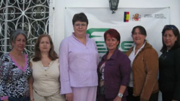  Edith Cejas, Isabel Berm&uacute;dez, Estrella Gonz&aacute;lez, Estrella Salgado y Xiomara Trejo, directoras de la Fundaci&oacute;n Espa&ntilde;ola de Emigrantes Dependiente (FEDED), durante una reuni&oacute;n con la responsable de pol&iacute;ticas migratorias del PSdeG.