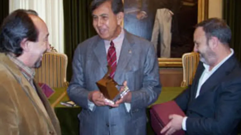  Cuauht&eacute;moc C&aacute;rdenas, entre Jes&uacute;s Montes Estrada y Jos&eacute; Manuel Sariego, que le entregaron varios obsequios.