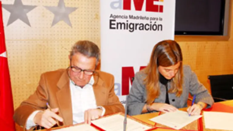  Victoria Cristóbal, durante la firma del convenio con Apoyar.