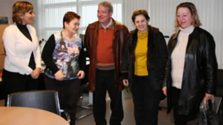 Las responsables de Emigraci&oacute;n y los representantes del centro de Valladolid.