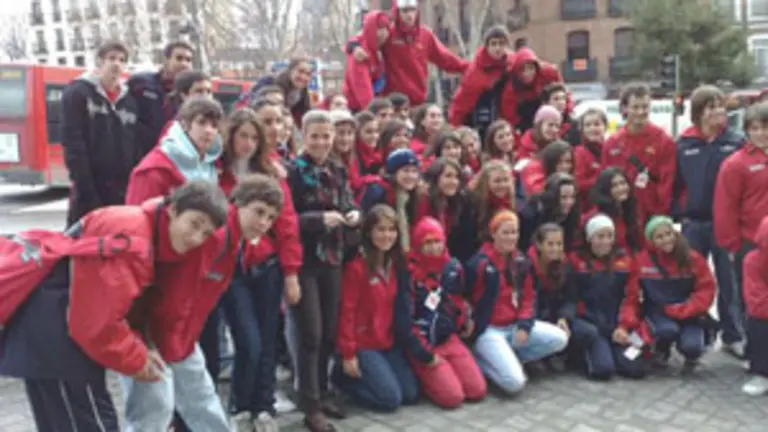 Victoria Cristóbal con los jóvenes procedentes de Chile.