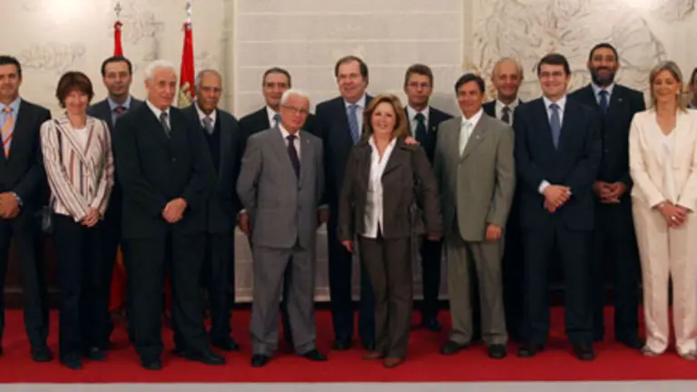  El presidente de la Junta, Juan Vicente Herrera, posa junto a los miembros del Consejo de la Emigración de Castilla y León junto al consejero de Interior, Alfonso Fernández Mañueco.