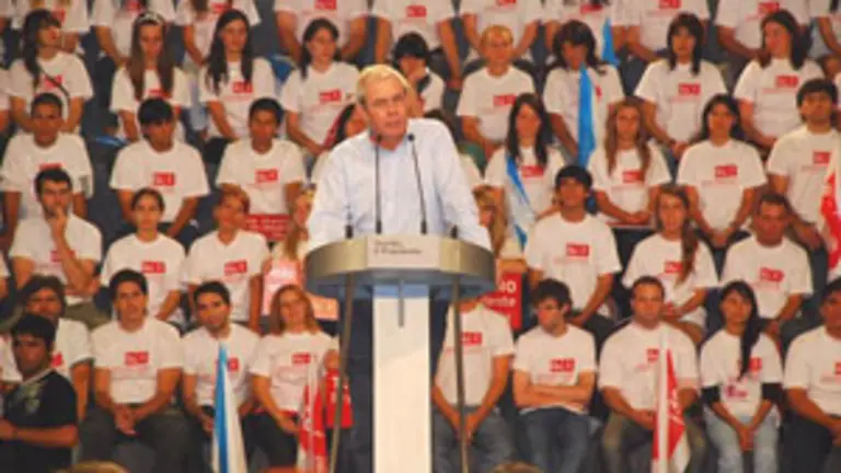  Emilio P&eacute;rez Touri&ntilde;o, durante su intervenci&oacute;n en el mitin.