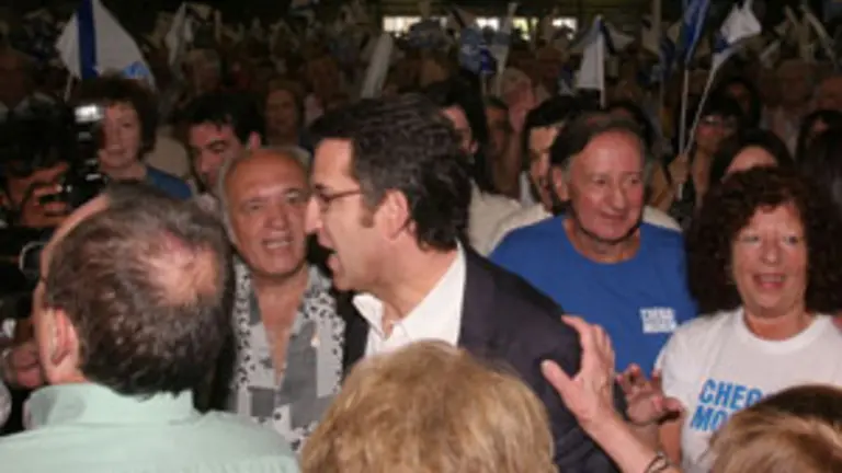  Alberto N&uacute;&ntilde;ez Feij&oacute;o es aclamado a su llegada al Centro Costa Salguero, lugar del mitin celebrado en Buenos Aires.