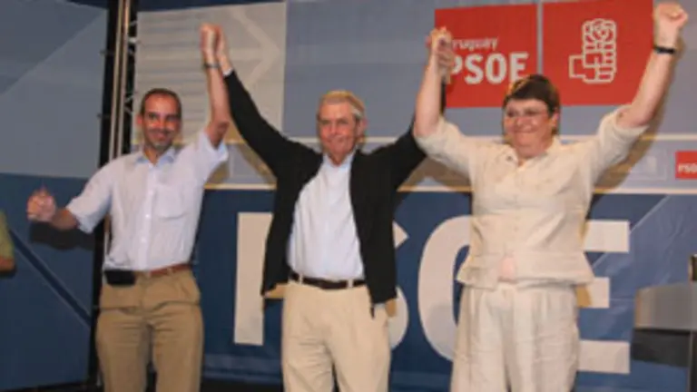  Touri&ntilde;o, acompa&ntilde;ado por Jos&eacute; Antonio Fern&aacute;ndez y Marisol Soneira, saluda a los asistentes al mitin.