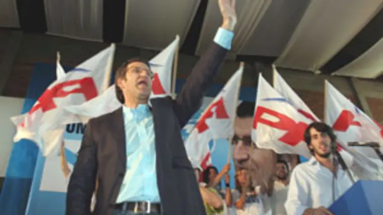 El candidato del PPdeG saluda a los asistentes al mitin en el Centro Gallego.