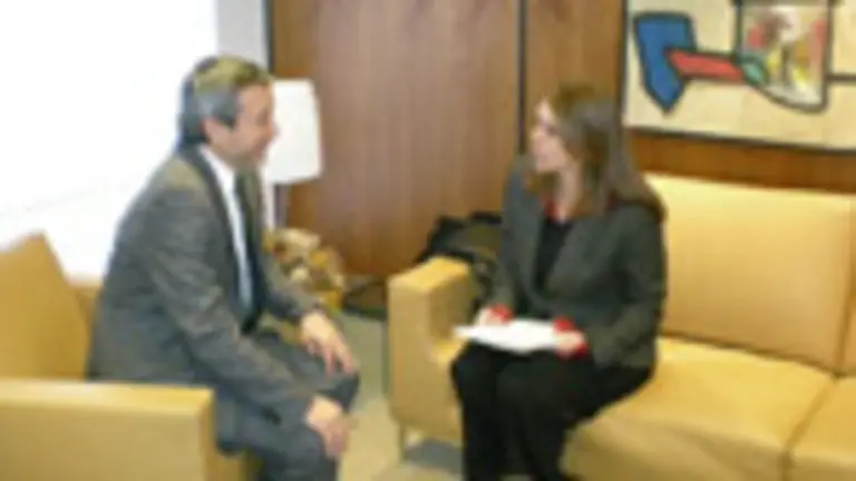  Julio Fern&aacute;ndez Mato y Andrea Canellas, durante su encuentro.