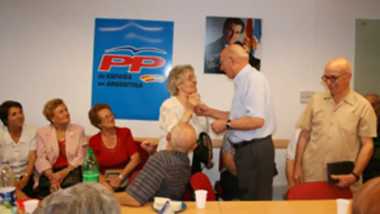  El alcalde de Baleira, Francisco Acal, le regala un bol&iacute;grafo a una paisana de 90 a&ntilde;os presente en el acto.