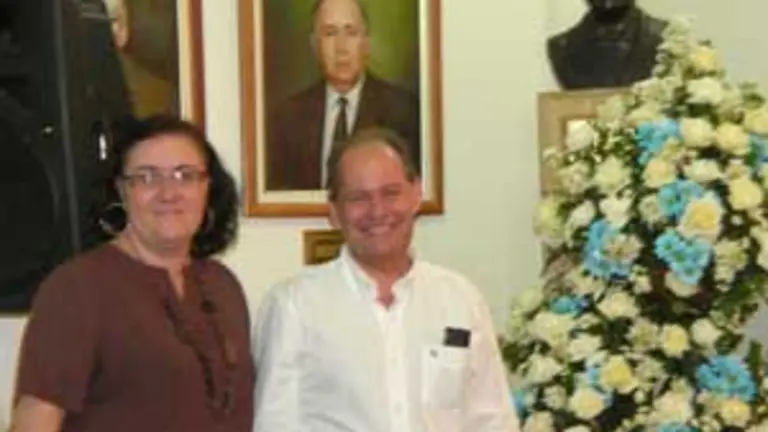  La secretaria de Cultura y Arte y el vicepresidente de la HGV, durante la ofrenda floral al busto de Castelao que se encuentra en la &lsquo;Galer&iacute;a de Presidentes&rsquo; de la entidad.