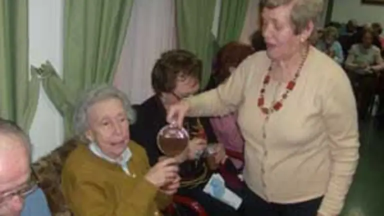 Un momento de la chocolatada celebrada por San Blas en la Casa de Soria en Madrid.