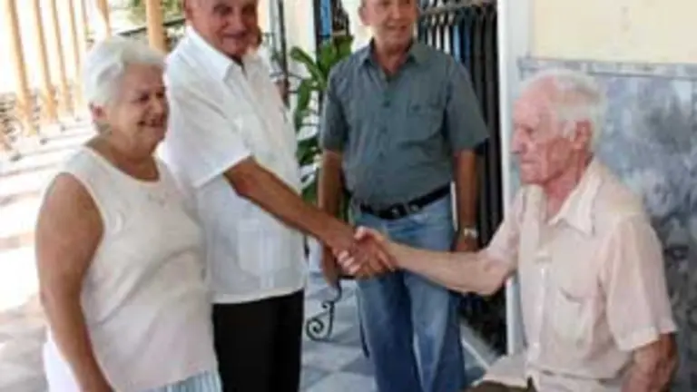  Directivos asturianos en Cuba visitaron recientemente a Jaime M&eacute;ndez.