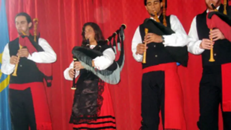  Los gaiteros de la Federaci&oacute;n de Asociaciones Asturianas de Cuba pusieron m&uacute;sica a la jornada.