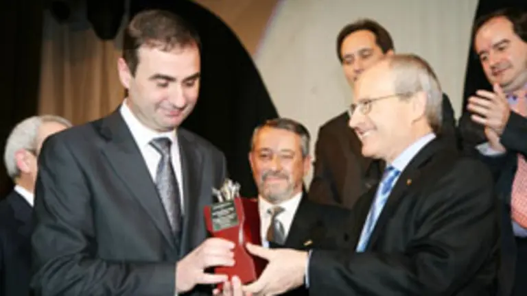  El presidente de la Generalitat entrega un premio en la pasada edici&oacute;n.