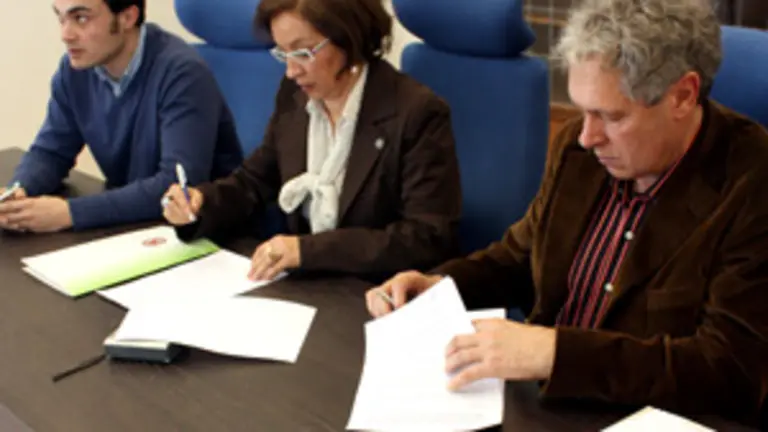  Representantes de ambas instituciones firman el convenio.