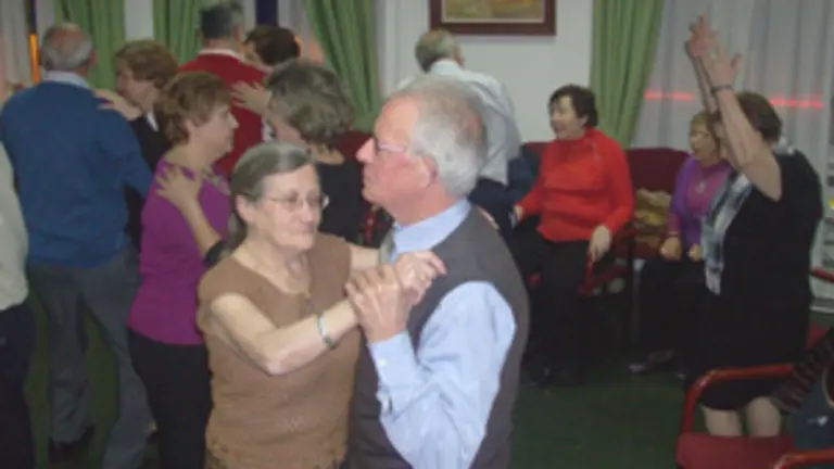  Un momento del baile para los mayores. 