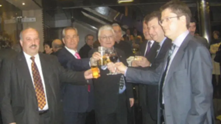  As autoridades presentes brindaron polo &eacute;xito da festa.