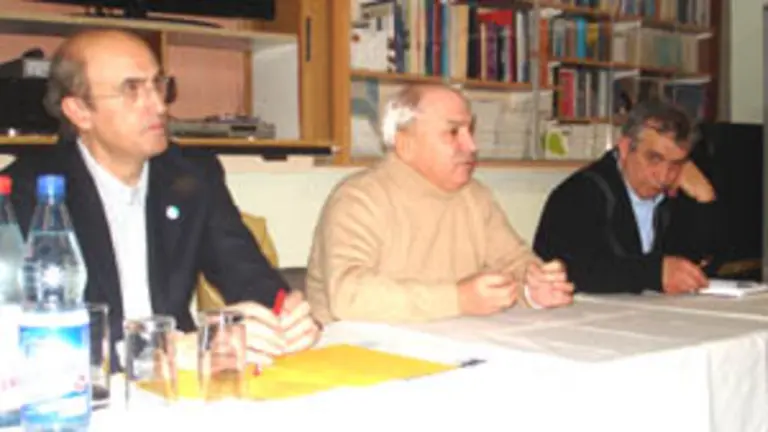  El diputado nacional del PP &ndash;1&ordm; izda.&ndash;, durante su intervenci&oacute;n en el Centro Gallego de Frankfurt.