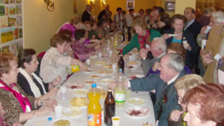  Un momento del festejo del Jueves Lardero celebrado en la Casa de Soria en Madrid.