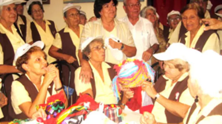  Guillermina Hernández fue arropada por los mayores canarios en Cuba.