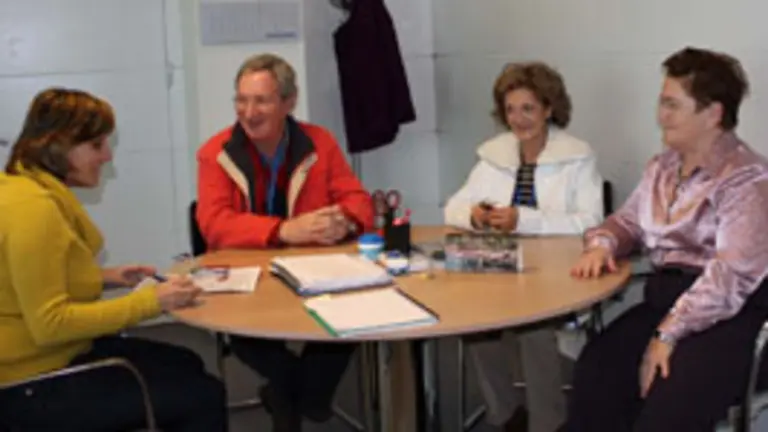  Ana Rivas y Teresa Ordiz, con el presidente de la Casa de Asturias en Le&oacute;n, Ricardo Garc&iacute;a Echevarr&iacute;a.