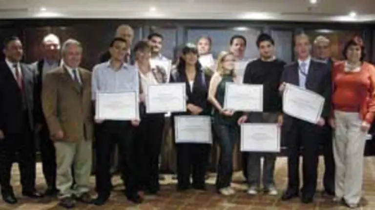 Parte de los &lsquo;emprendedores&rsquo; con sus diplomas, junto a miembros de la Junta Directiva de la AEGV. 