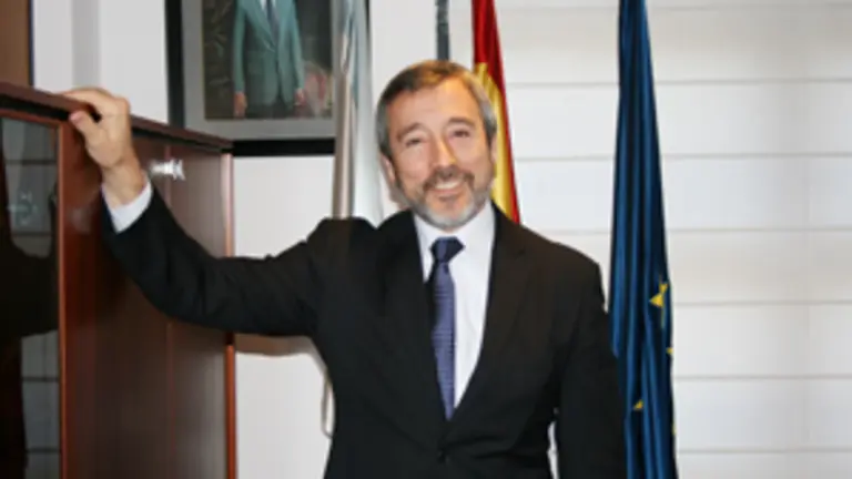  El secretario xeral de Relaci&oacute;ns Exteriores posa en su despacho tras la entrevista concedida a &lsquo;Galicia en el Mundo&rsquo;.