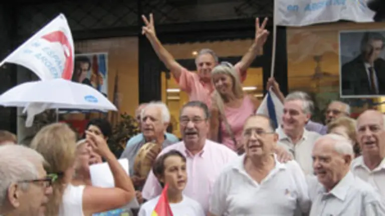  Simpatizantes del PP salieron a la calle a festejar el triunfo.