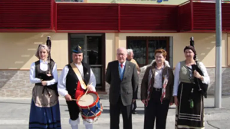  Ordiz, posa delante de la fachada del Centro Asturiano de M&aacute;laga.