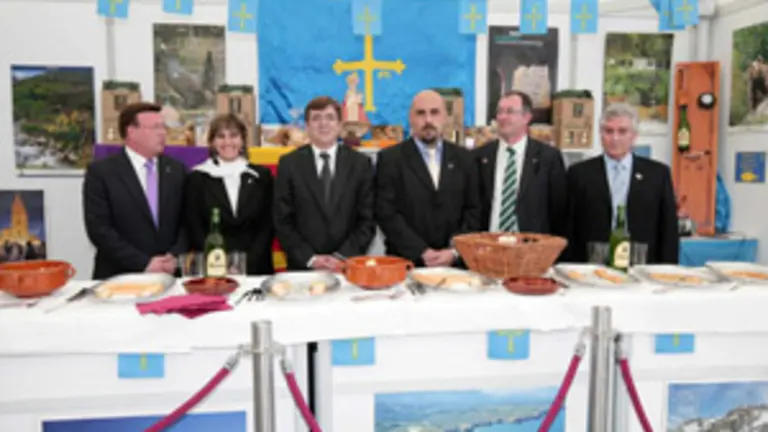  Ana Rivas y el Francesc Antich, en el estand. 