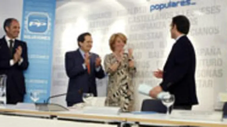  Alberto N&uacute;&ntilde;ez Feij&oacute;o, seguido de Mariano Rajoy, recibe la felicitaci&oacute;n de los integrantes del comit&eacute; de direcci&oacute;n nacional del Partido Popular, tras su victoria en las elecciones gallegas el 1-M.