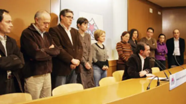  Anxo Quintana, durante su comparecencia, respaldado por otros miembros de la direcci&oacute;n del BNG.