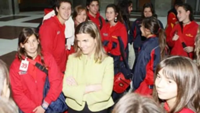  Victoria Cristóbal conversando con los jóvenes procedentes de Chile.